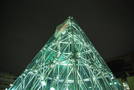 次の写真のサムネイル：ピラミッド型の光る時計